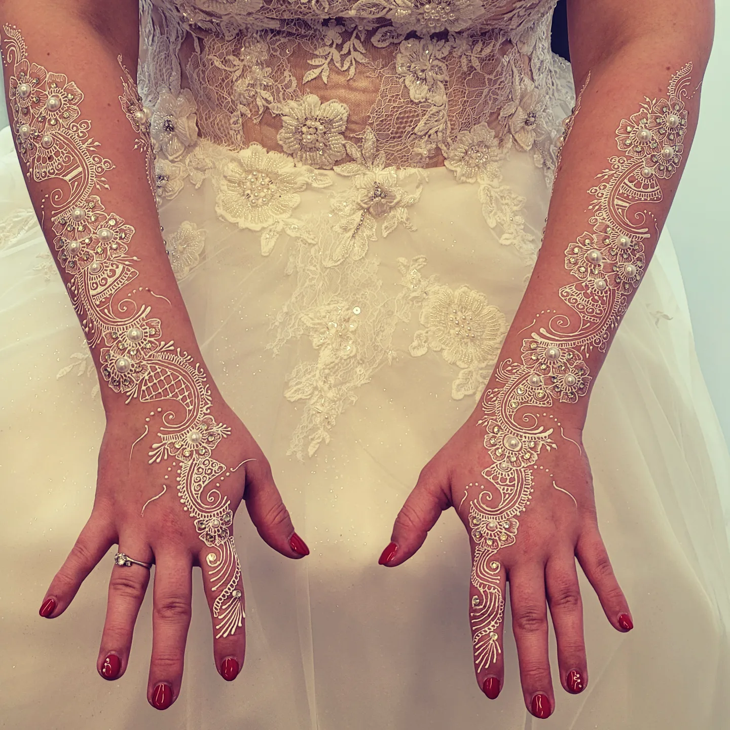 White Henna Styling